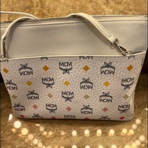 Beautiful crossbody white bag. Perfect for summer.